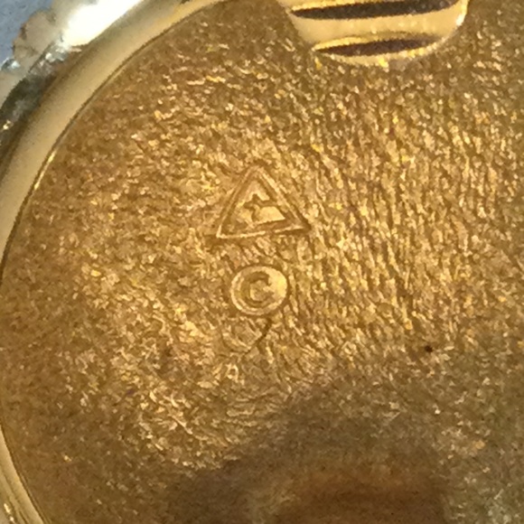 Bijoux BEC London Gold Tone Woven With Rhinestones Domed Clip On Earrings - Picture 8 of 9